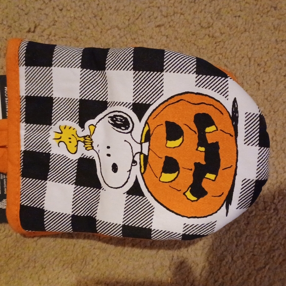 BNWT Snoopy 2pk silicone mini mitt with Woodstock - Picture 2 of 2